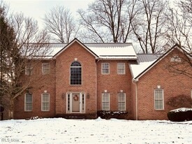 325 Moccasin Trail in Girard, OH - Building Photo