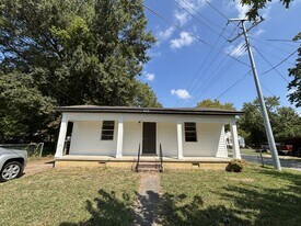 111 E Cherry St in Brownsville, TN - Building Photo