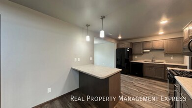 Modern 3 Bed, 2.5 Bath with Loft | Located in Southeast Sioux Falls in Sioux Falls, SD - Building Photo - Building Photo