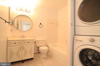 1639 Carriage House Terrace in Silver Spring, MD - Foto de edificio - Building Photo