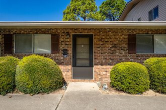 Camelot Village Condominiums in Chapel Hill, NC - Building Photo - Building Photo