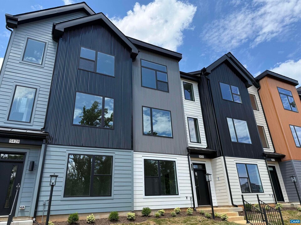 5426 Golf Dr in Crozet, VA - Building Photo