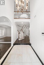 366 Hounslow Ave in Toronto, ON - Building Photo - Building Photo