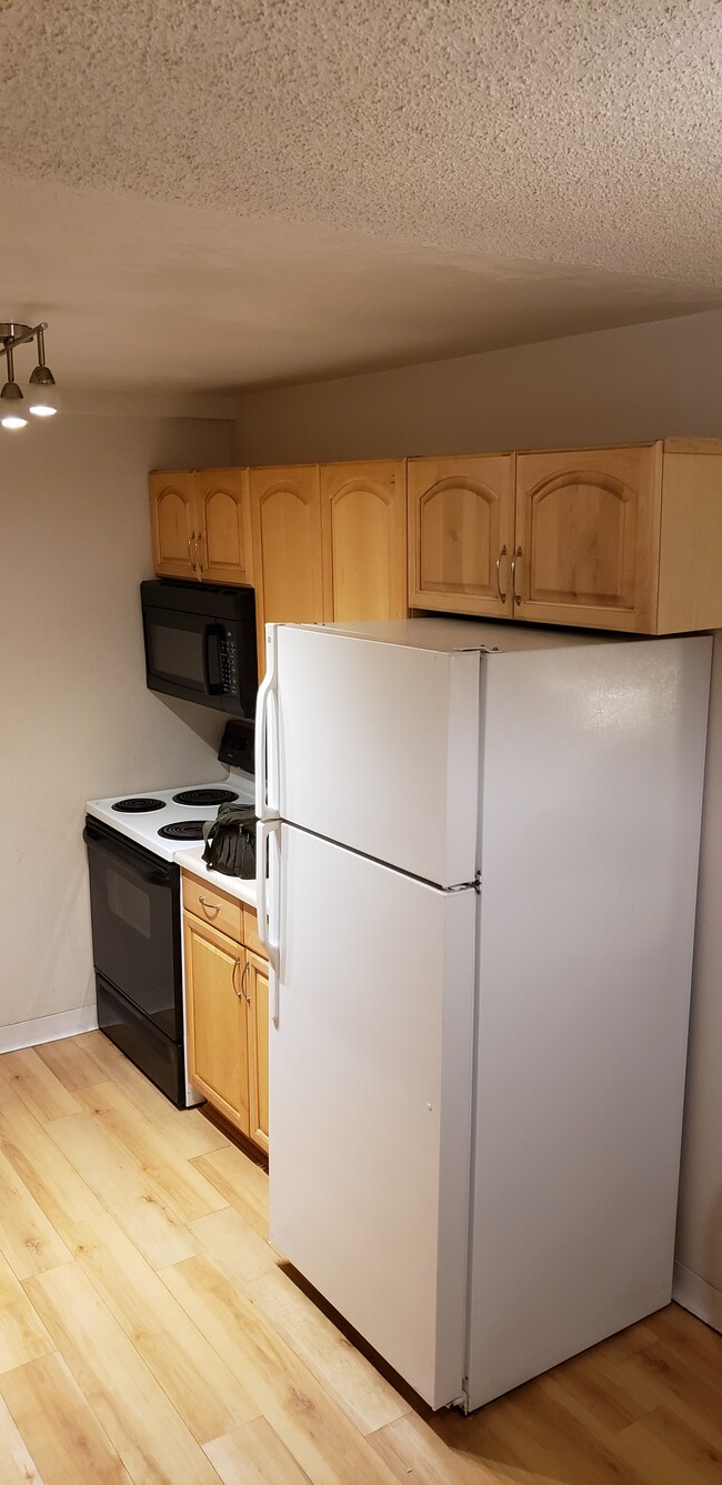 451 Golden Cir, Unit 112 - Bedroom 1 in Golden, CO - Building Photo - Building Photo