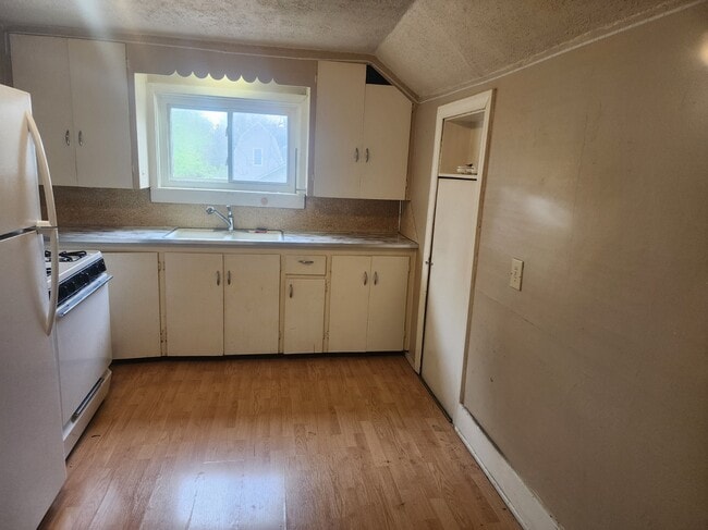 401 E Hines St in Midland, MI - Building Photo - Building Photo