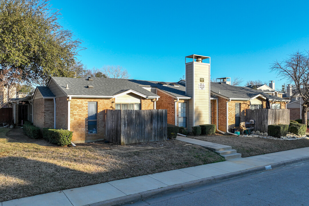 Shadowood Trail Condominiums in Colleyville, TX - Building Photo