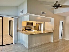 5650 Trailwinds Dr in Ft. Myers, FL - Foto de edificio - Building Photo