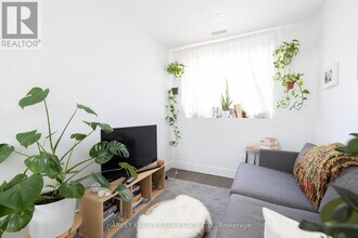 2076 Dundas St W in Toronto, ON - Building Photo - Building Photo