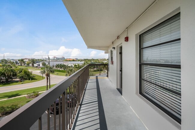 999 Anglers Cove in Marco Island, FL - Building Photo - Building Photo