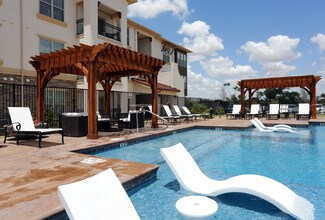 El Mirador Apartments at Elm Park in Lubbock, TX - Building Photo - Building Photo