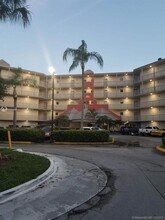 8290 Lake Dr in Doral, FL - Foto de edificio - Building Photo