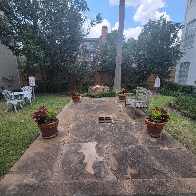 2333 Bering Dr in Houston, TX - Building Photo - Building Photo