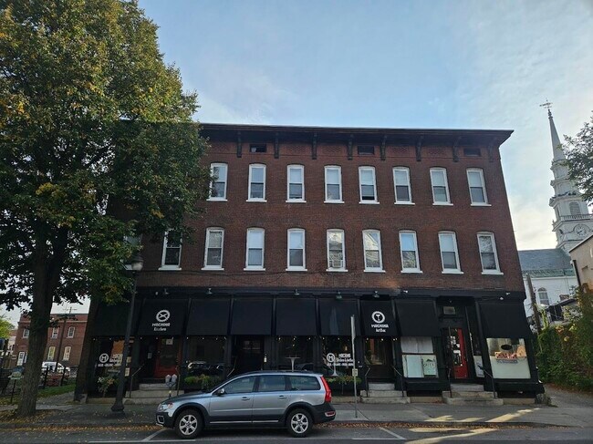11 Court St-Unit -15 in Keene, NH - Foto de edificio - Building Photo