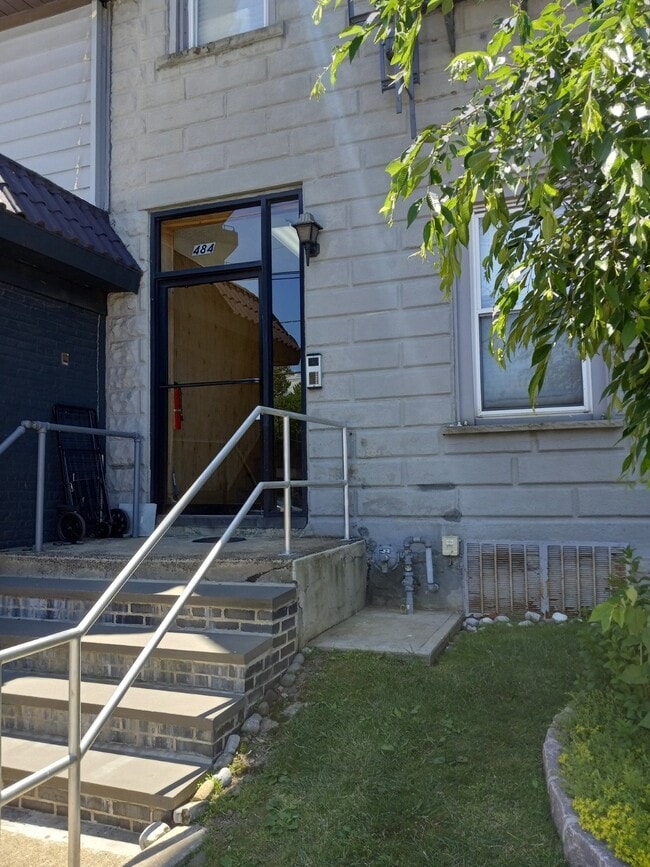 484 Main St