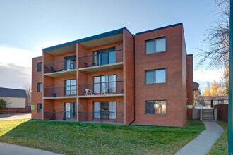 Ruby Court in Lethbridge, AB - Building Photo - Building Photo