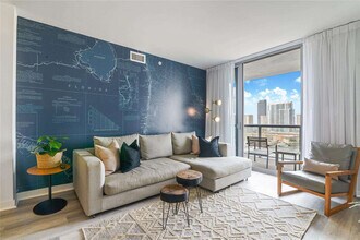 2602 E Hallandale Beach Blvd in Hallandale Beach, FL - Foto de edificio - Building Photo