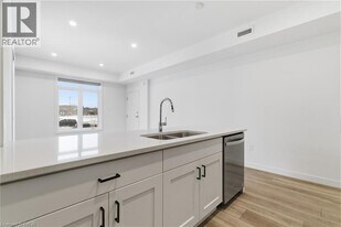 405 Myers Rd in Cambridge, ON - Building Photo