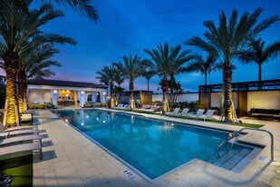 Locklyn West Palm in West Palm Beach, FL - Building Photo