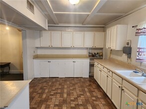 102 Duke St in Yoakum, TX - Building Photo - Building Photo