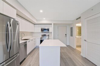 1500 Bay Rd, Unit N-0309 in Miami Beach, FL - Building Photo - Building Photo
