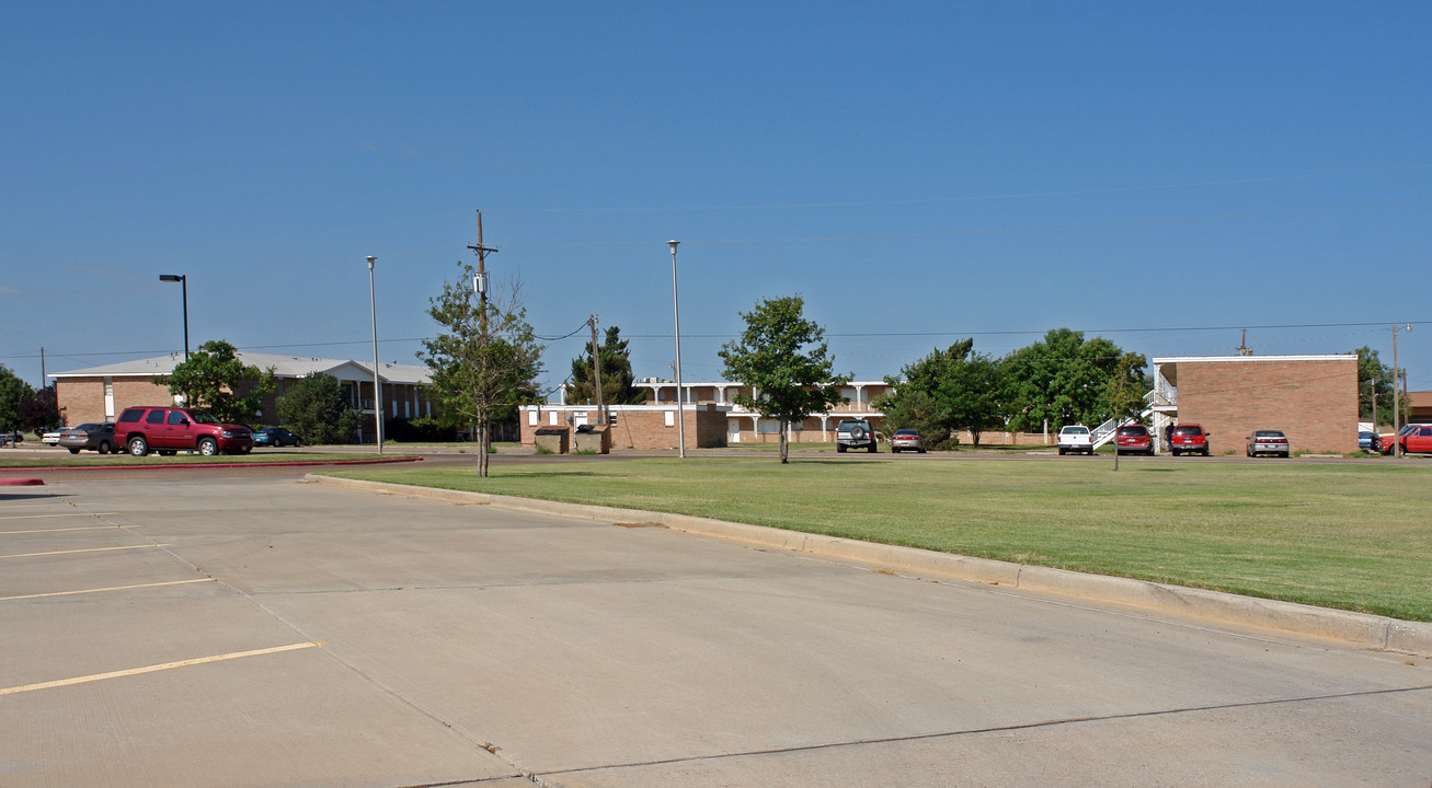 Edgemere Apartments in Plainview, TX - Building Photo