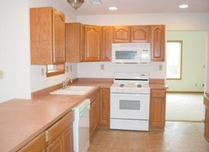 411 Darlene Dr in Waukesha, WI - Foto de edificio - Building Photo