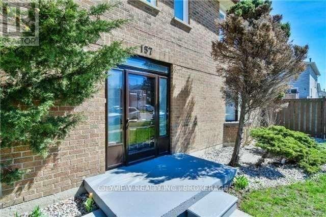 157 Lech Walesa Dr in Mississauga, ON - Building Photo - Building Photo