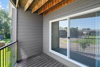 Cedars Lakeside in Little Canada, MN - Foto de edificio - Building Photo