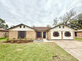 477 Oyster Creek Ct in Richwood, TX - Building Photo
