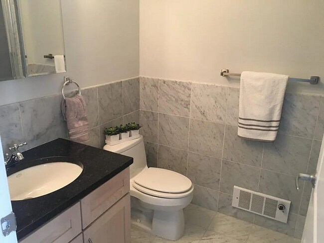 910 Beacon St, Unit 2 in Boston, MA - Foto de edificio - Building Photo