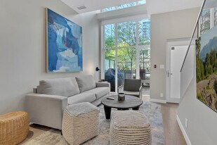 161 E 1st Ave in Vancouver, BC - Building Photo