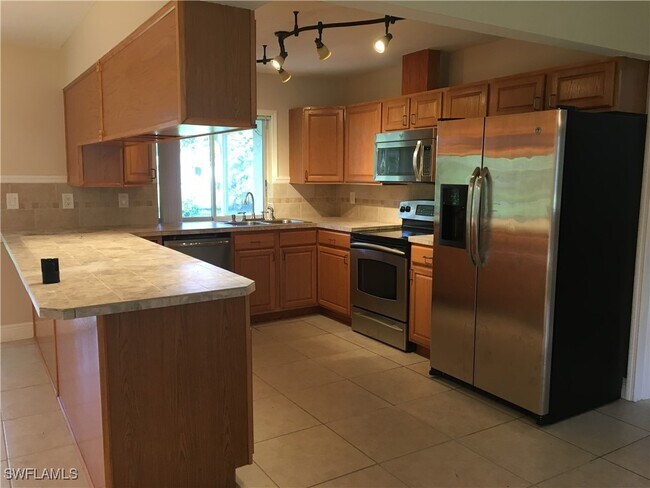 802 SE 32nd St in Cape Coral, FL - Building Photo - Building Photo