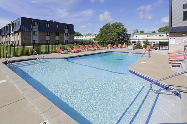 Hamline Pointe Apartments in St. Paul, MN - Foto de edificio - Building Photo