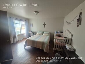 18900 Hi View Dr in Brookfield, WI - Building Photo - Building Photo
