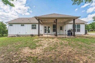 2720 Co Rd 466 in Elgin, TX - Foto de edificio - Building Photo