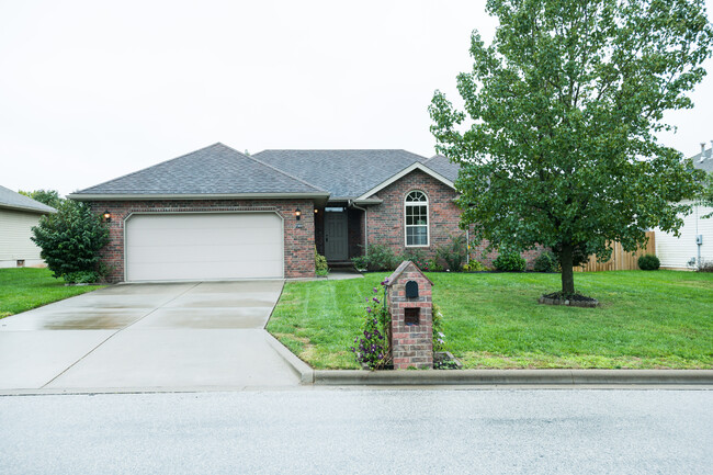 740 N Taylor Way in Nixa, MO - Foto de edificio - Building Photo