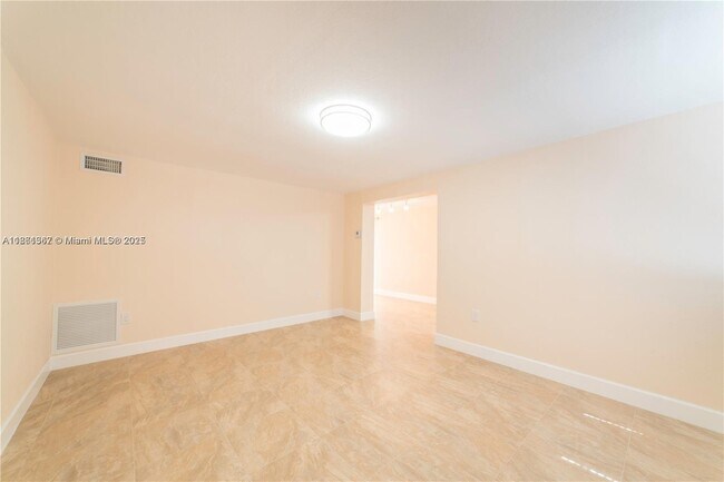 4350 SW 1st St in Coral Gables, FL - Foto de edificio - Building Photo