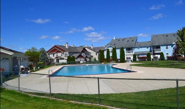 321 Steeplechase Ct in Woodbury, NJ - Foto de edificio - Building Photo