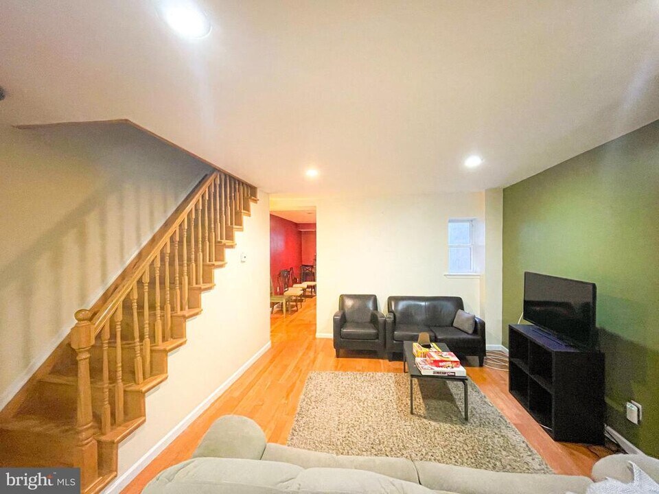 1807 Carpenter St in Philadelphia, PA - Building Photo
