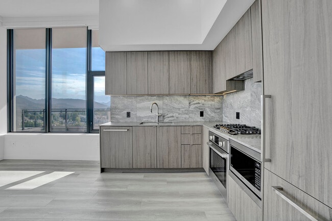 626 Claremont St in Coquitlam, BC - Building Photo - Building Photo