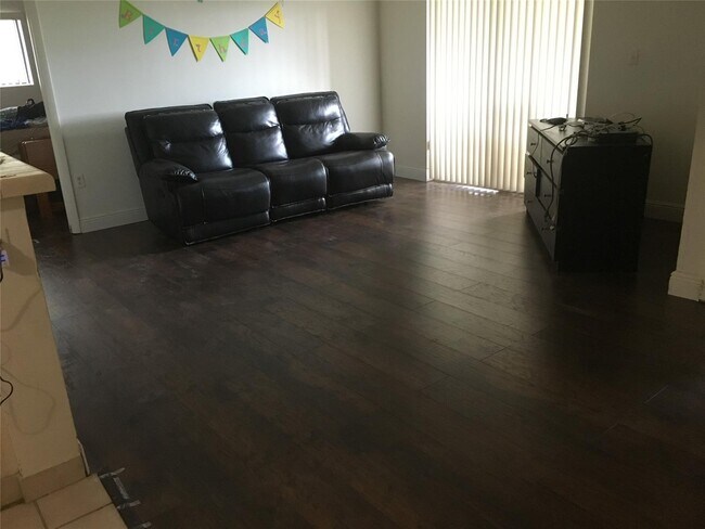 250 Palm Cir W, Unit 303 in Pembroke Pines, FL - Foto de edificio - Building Photo