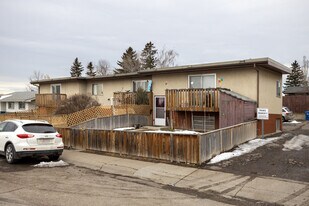 724 Raynard Cres SE in Calgary, AB - Building Photo