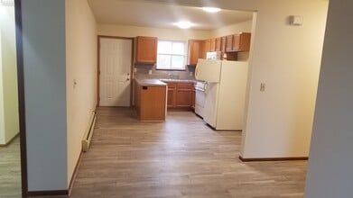 1063 E 16th St, Unit Unit 2 Downstairs in Holland, MI - Building Photo - Building Photo