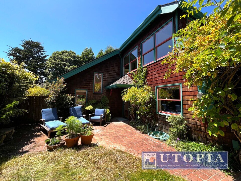 319 Loyola Dr in Aptos, CA - Building Photo