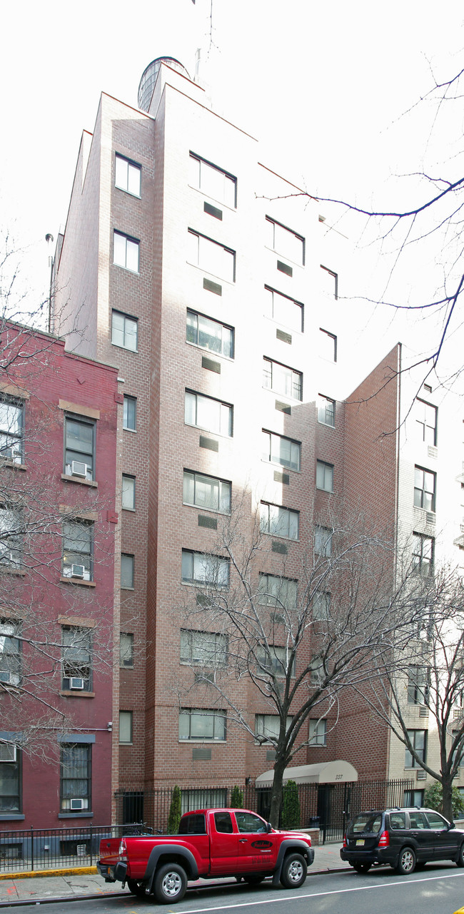 337 W 30th St in New York, NY - Building Photo - Building Photo