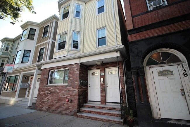 136 Chelsea St, Unit 3