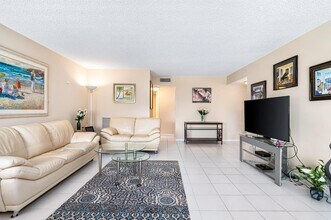 5751 Camino Del Sol in Boca Raton, FL - Foto de edificio - Building Photo