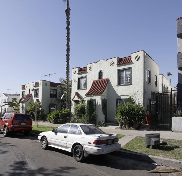 211-217 3/4 N Reno St in Los Angeles, CA - Building Photo