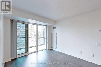 5168 Yonge St in Toronto, ON - Building Photo - Building Photo