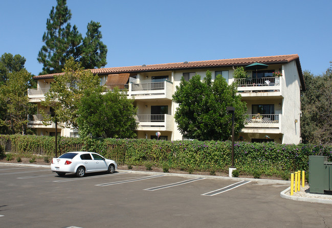 Glen Oaks Apartments in Thousand Oaks, CA - Foto de edificio - Building Photo